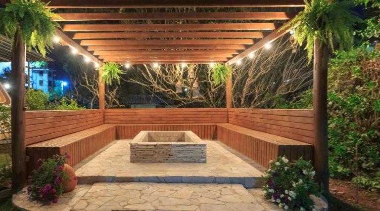 Pergola avec sièges encastrés et foyer au centre