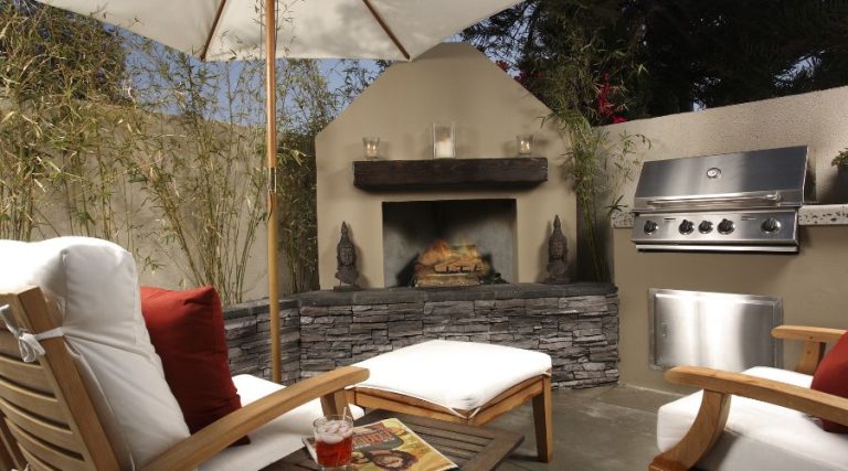 Terrasse extérieure avec foyer