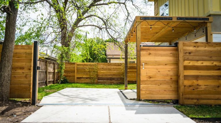 Cour avec pergola et clôture en bois