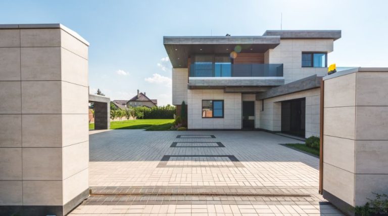 Grande maison avec entrée en pavé uni